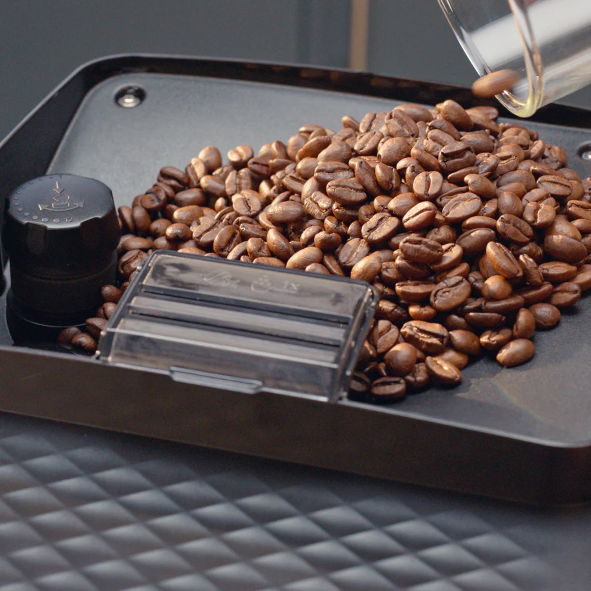 Broyeur en céramique et grains de café frais
